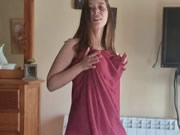 Menina árabe peituda dançando provocativamente