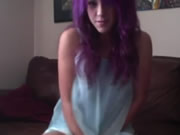 Menina de cabelo roxo se masturba até o orgasmo