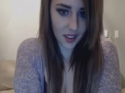 Adolescente morena sexy usa buceta de brinquedos na câmera