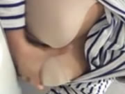 Menina brinca com seus mamilos