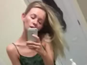 Loira minúsculo adolescente brincar com buceta