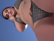 Céu azul claro e fonte de lago - Elena Koshka